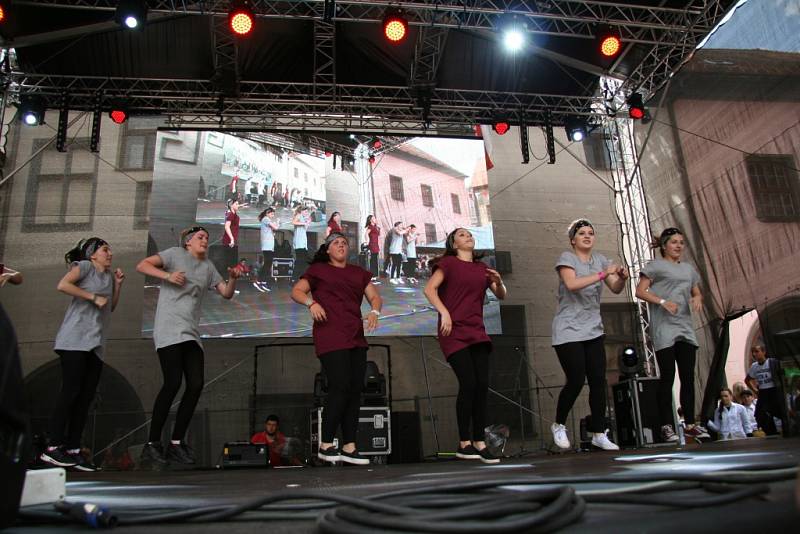 Deset choreografií předvedli na hlavním pódiu při sobotním programu Slavností Zlaté stezky v Prachaticích tanečníci ze studia Crabdance.