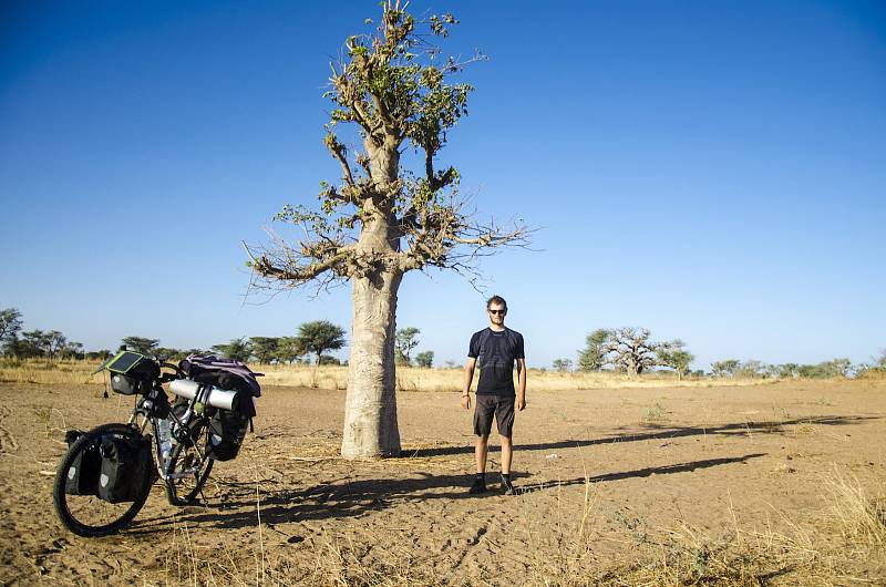 Tadeáš Šíma zdolává další kilometry na kole Afrikou.