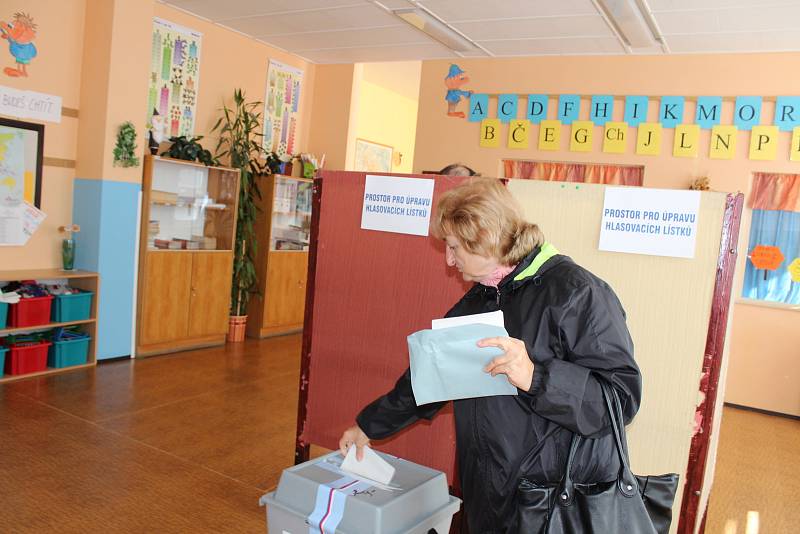 V Základní škole v Národní ulici v Prachaticích jsou dva volební okrsky. Hned v prvních minutách tu byl o volby zájem.