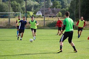 Fotbalisté Tatranu Prachatice se připravují na novou sezonu na hřišti v Záblatí.