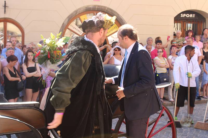 Kočár tažený koňmi přivezl na Velké náměstí Leonu Machálkovou. V průvodu se představili všichni účinkující.