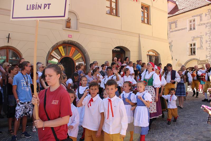 Kočár tažený koňmi přivezl na Velké náměstí Leonu Machálkovou. V průvodu se představili všichni účinkující.