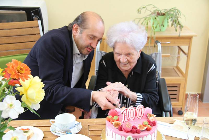 K úctyhodnému životnímu jubileu přišel Marii Záhrebové gratulovat do Domova seniorů Mistra Křišťana starosta Prachatic Martin Malý.