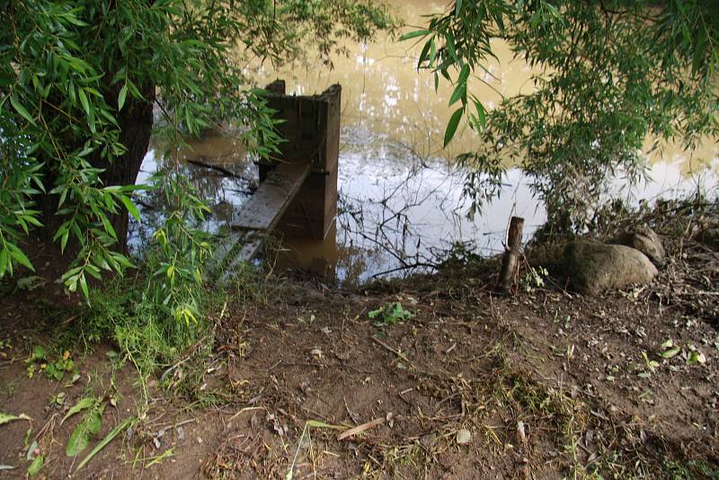 Tři domy, ve kterých počítají majitelé škody,  vytopené sklepy, podmáčené trávníky a nepořádek. To všechno za sebou nechala voda, která protekla obcí Chlumany na Prachaticku v sobotu 22. června.