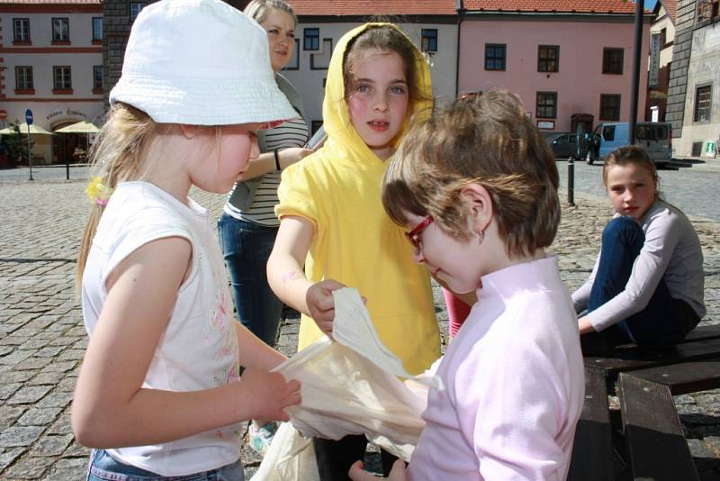 Hlídky mladých zdravotníků pomáhaly zraněným přímo v ulicích Prachatic. Na konci měsíce se do města vrátí při krajském kole soutěže.