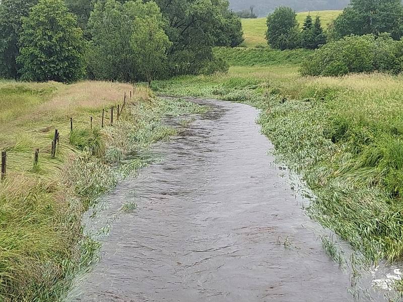 Vltava na Soumarském mostě je těsně pod bodem vylití.