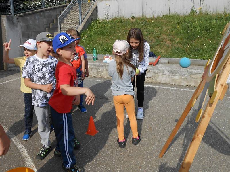 Skřítci pozvali do Základní školy na Zlaté stezce v Prachaticích kamarády ze školek.