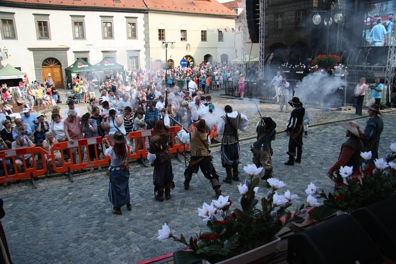 Slavnosti Zlaté stezky v Prachaticích zahájil v pátek v 17 hodin slavnostní průvod a historická ceremonie věnovaná zasedání městské rady nad návrhem nové prachatické kašny.