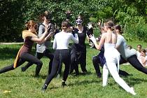 Poslední vystoupení tanečního oboru prachatické ZUŠ se v letošním školním roce odehrálo ve středu 28. června odpoledne v zahradě hospicu.