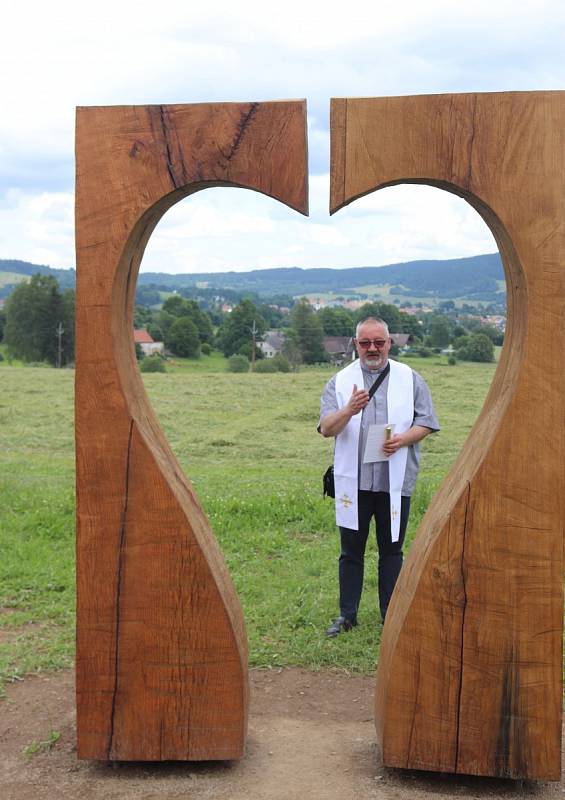 Nejvyšší bod cyklostezky u Volar zdobí dřevěné srdce Evropy.