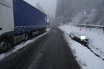 Mezi Vimperkem a Strážným uvízly kamiony a došlo i k dopravní nehodě.