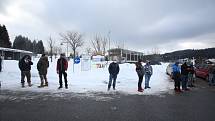 Pendleři na hraničním přechodu ve Strážném na Prachaticku v sobotu 13. února.