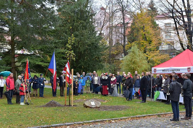 V parku u Volyňky vysadili Vimperští novou lípu.