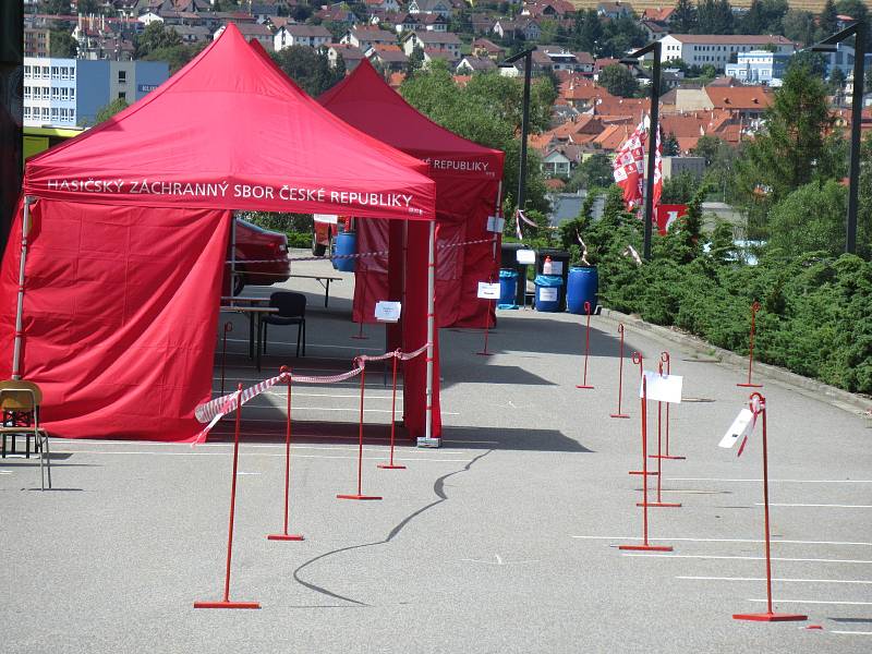 Tři hasiči provedli závěrečný úklid. Jejich úkolem bylo dezinfikování prostorů ve firmě i použitých technických prostředků.