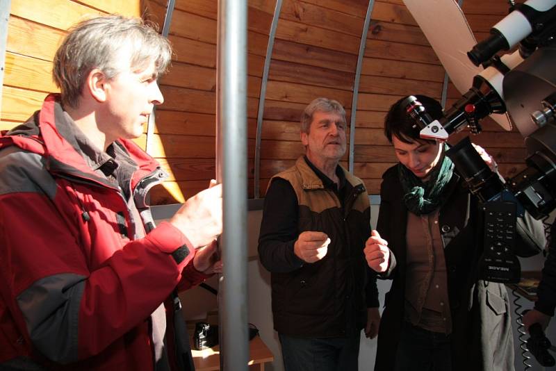 Pro zájemce připravil Ludvík Friedberger z Husince pozorování částečného zatmění Slunce na své hvězdárně. Vidět bylo i přes narychlo upravené filtry klasického dalekohledu.
