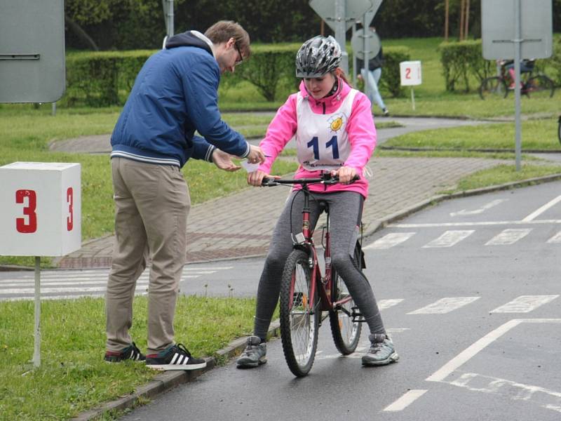 V Prachaticích se ve čtvrtek 5. května uskutečnilo okresní kolo soutěže mladých cyklistů. Ti museli zvládnout nejen jízdu na dopravním hřišti, ale také jízdu zručnosti, testy a zdravovědu.