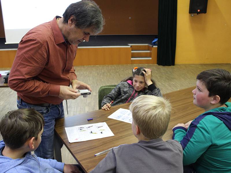 Na komiksový workshop dorazili do volarské knihovny žáci pátých tříd.