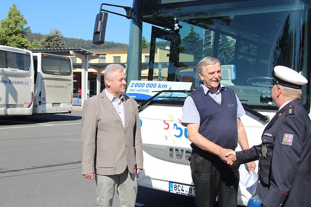 Řidič autobusu Robert Dušek z Prachatic najel dva miliony kilometrů bez nehody.