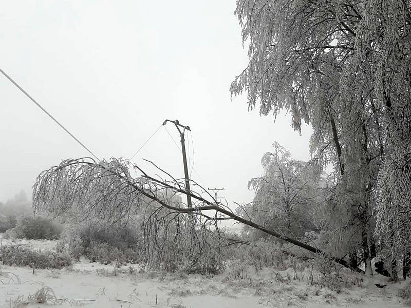 Energetici na jihu Čech odstraňují následky námrazy.