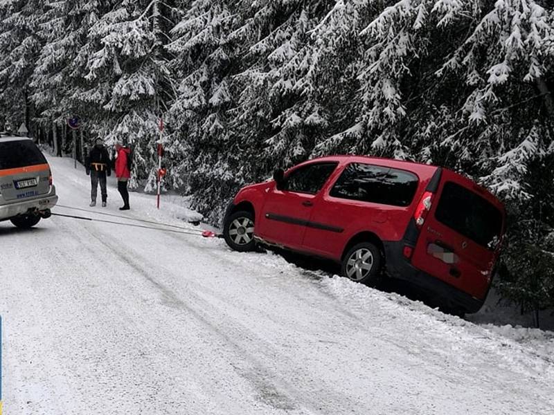 Pomoc pro šoférům v nouzi zajišťuje Šumavská asistenční a odtahová služba z Nového Dvora u Zdíkova. Ještě před pár týdny jejich služby využívali Češi na obou stranách hranice. Ilustrační foto.