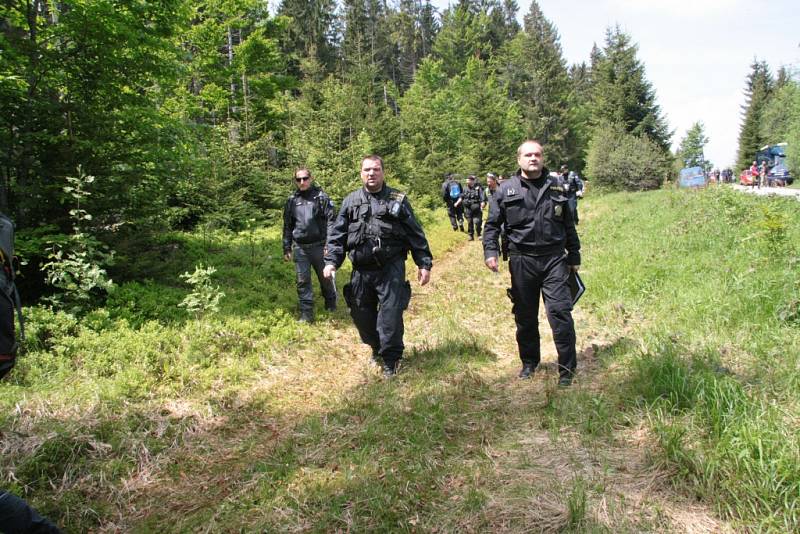 Oblast Národního parku Šumava od Nového Údolí přes Vltavskou cestu k Nové Peci až po Plešné jezero se ve čtbrtek stala místem pátrání po dvanácti ztracených účastnících nelegálního závodu. Naštěstí se jednalo o součinnostní cvičení záchranných složek.