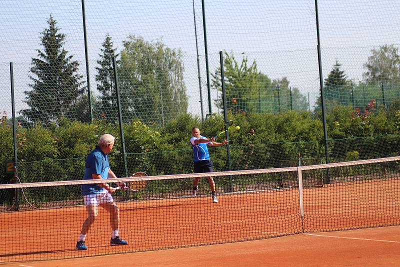 Tenisté v Prachaticích hráli J&B cup ve čtyřhře.