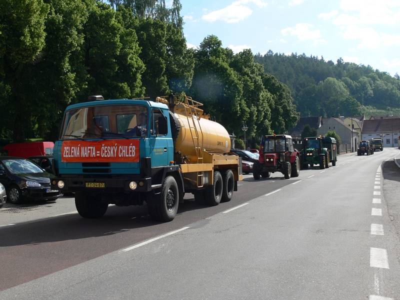 Také zemědělci na Prachaticku protestovali ve středu dopoledne proti zrušení výhod na zelenou naftu. Marně, vláda schválila v téže chvíli zrušení takzvané zelené nafty.