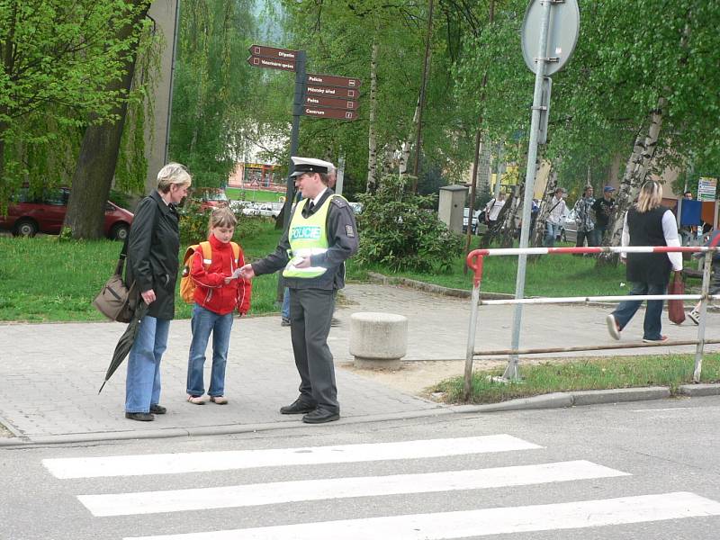 Ve středu 29. dubna ráno pořádali prachatičtí dopravní policisté akci s názvem Zebra se za tebe nerozhlédne. Děti se tak dozvěděly, jak bezpečně přecházet přes přechod.