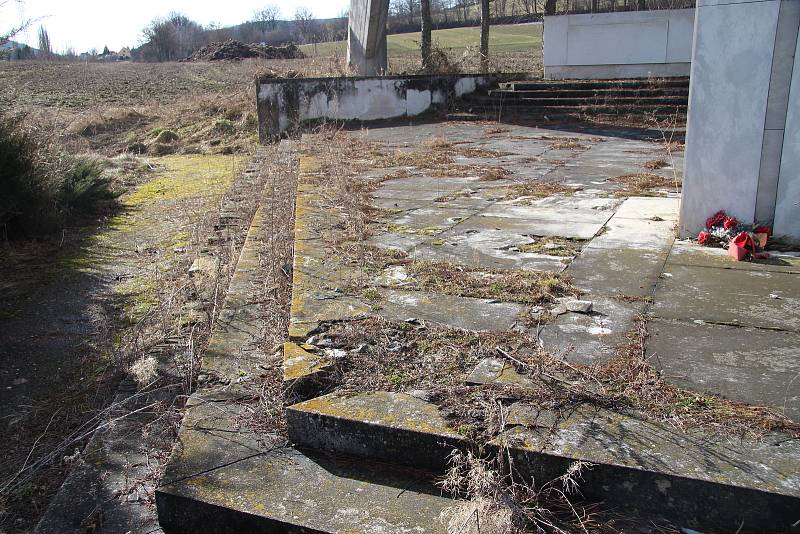 Betonový monument s názvem Pomník míru, který byl na vitějovické křižovatce vybudován v roce 1987.  O jeho údržbu se nikdo nestará. Vlastní ho Úřad pro zastupování státu ve věcech majetkových.