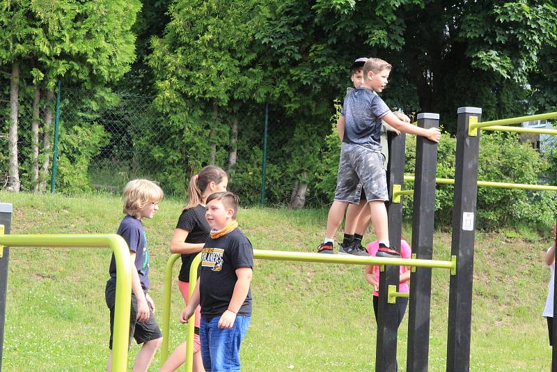 U Národky je nové workoutové hřiště. Radost z něj mají hlavně děti.