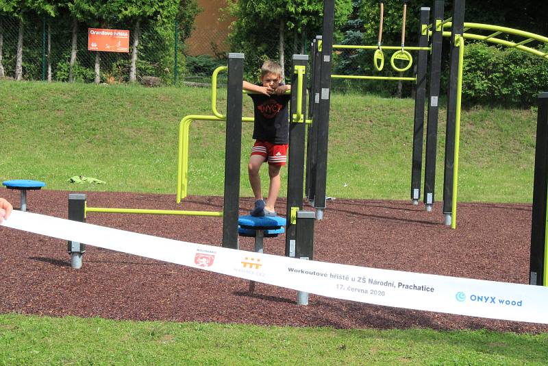 U Národky je nové workoutové hřiště. Radost z něj mají hlavně děti.