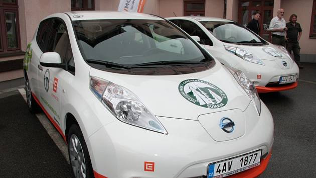 Dva nové elektromobily budou sloužit pracovníkům Správy NP Šumava.