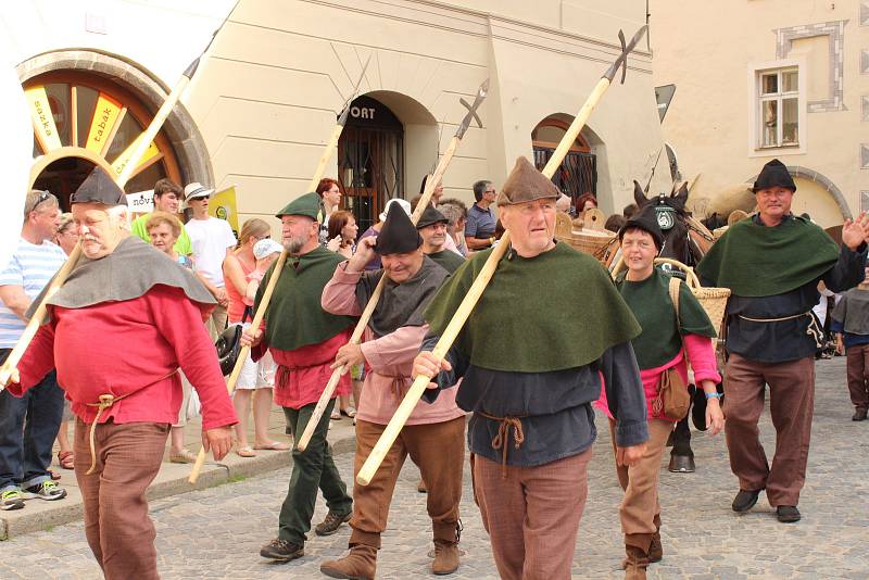 Soumaři z něneckého Grainetu přivezli čerstvou sůl. Tu předali na pódiu rychtáři, jenž ještě smlouval o ceně.