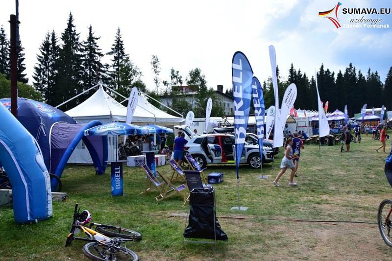 Bikeři zdolávali 21. Šumavský MTB maraton. Foto: Zdeněk Formánek