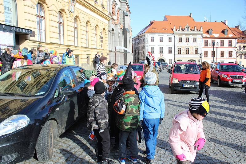 Děti ze ZŠ Zlatá stezka 240 vyrazily do masopustního průvodu Prachaticemi.