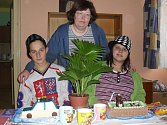 Dvojčata Adéla a Dominik našla ve vitějovickém Sluníčku nový domov. Ředitelku domova Ivanu Stráskou a jejího manžele berou jako své rodiče.