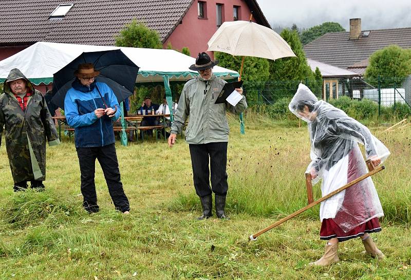 Ve Volarech se sešli sekáči při tradiční soutěži v kosení trávy.