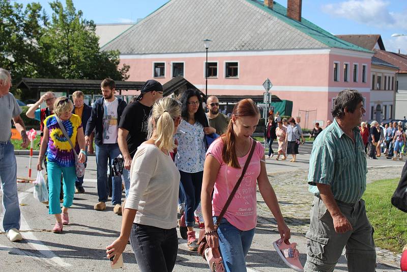 Tradiční volarský dřevákový průvod absolvovalo 152 návštěvníků oslav.