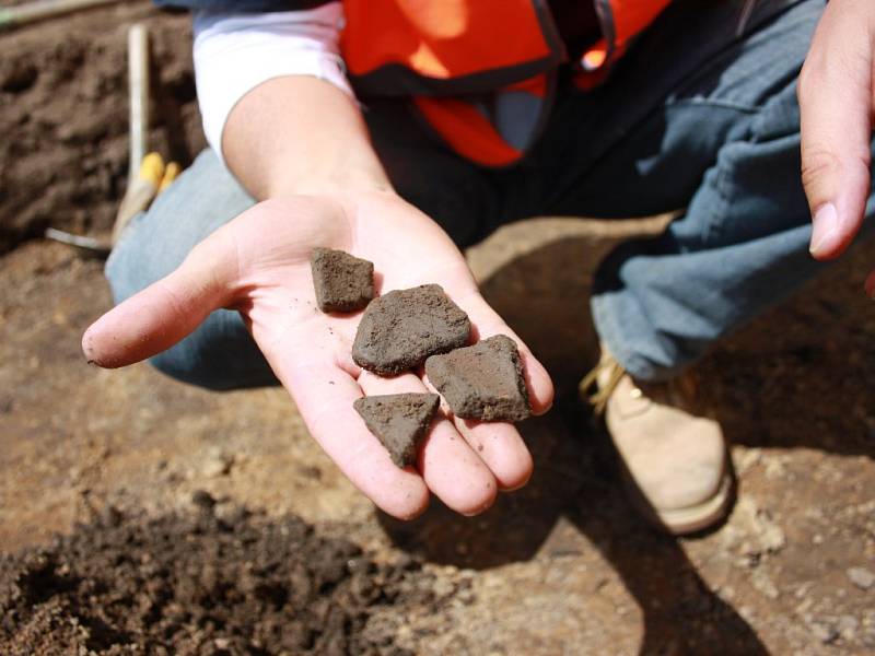 Práce v rumpálově ulici zastavili archeologové.