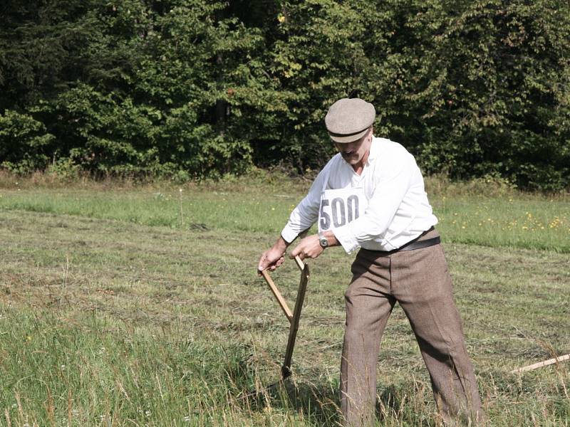 Na lukách u Mlynářovic na Volarsku se konal první Šumavský pohár v kosení, kde svedli tuhé boje s kosou opravdoví mistři této práce.