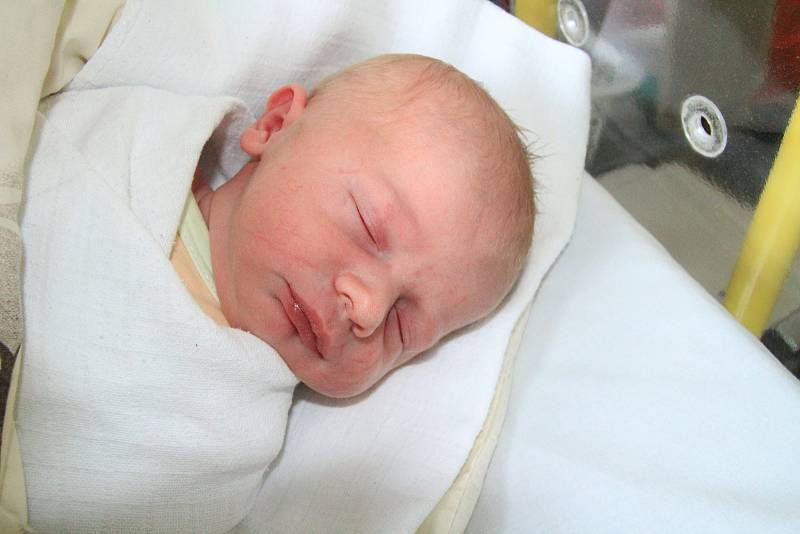 ŠIMON MACHÁČEK, DŘÍTEŇ. Narodil se v pondělí 17. června ve 2 hodiny a 15 minut v prachatické porodnici. Vážil 3 520 gramů. Má sestřičku Eleonoru (2,5 roku).Rodiče: Markéta a František Macháčkovi.