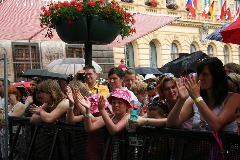 Deset choreografií předvedli na hlavním pódiu při sobotním programu Slavností Zlaté stezky v Prachaticích tanečníci ze studia Crabdance.