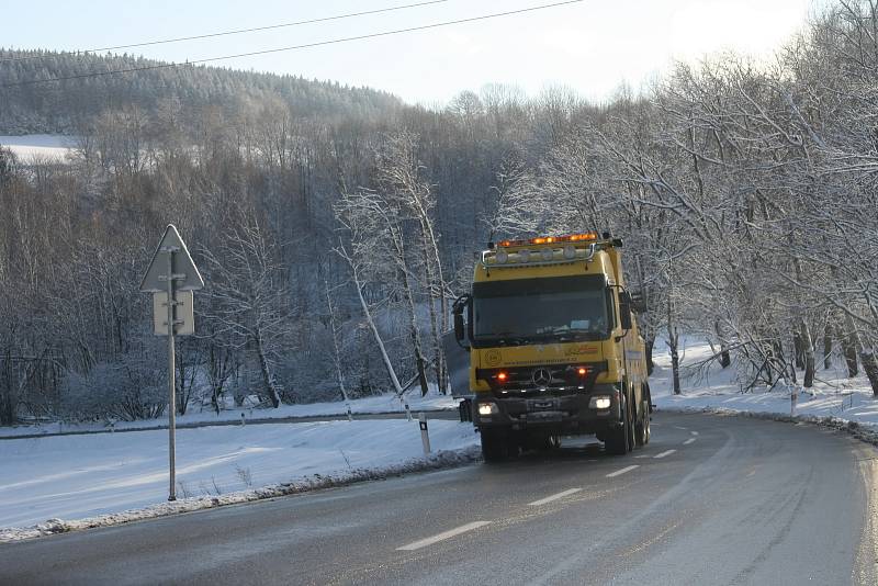 Místy jen mokrá silnice, jinde uježděná vrstva sněhu. Tak vypadaly vozovky v pondělí 18. prosince ráno na Prachaticku. V zatáčce u Perlovic zůstal kamion.