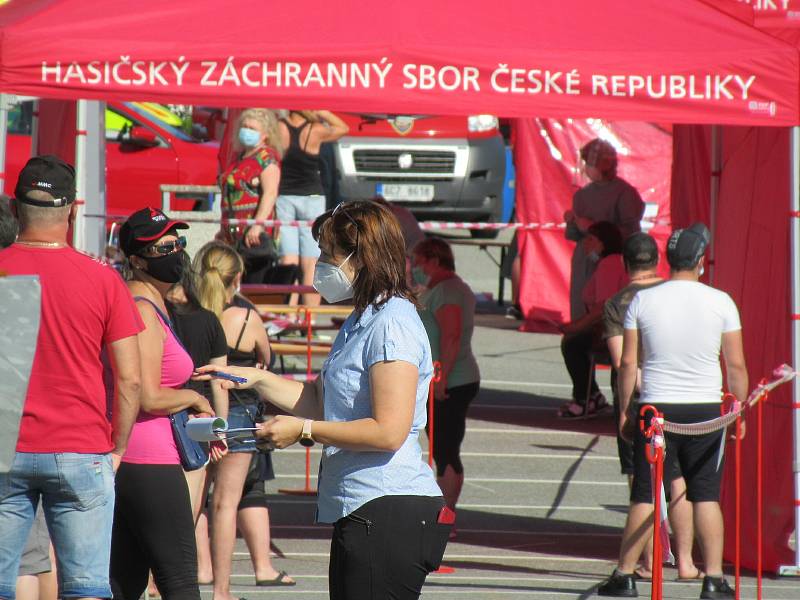 Každou hodinu během středečního dopoledne postoupilo odebrání vzorků z nosohltanu asi 25 zaměstnanců firmy InTiCa Systems Prachatice, vše se uskutečnilo v klidu, odpoledne přijdou na řadu jednotlivci.