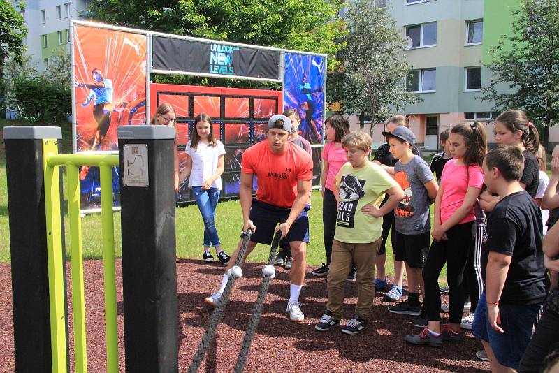 U Národky je nové workoutové hřiště. Radost z něj mají hlavně děti.