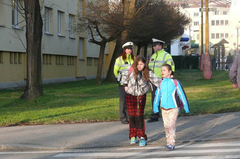 U Základní školy ve Vodňanské ulici v Prachaticích se děti dozvěděly, jak správně přecházet přes přechod. 