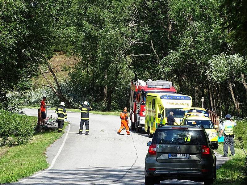 Tragedií skončila nehoda osobního vozidla na Vimpersku. Starší řidič na následky i přes veškerou pomoc zemřel na místě.
