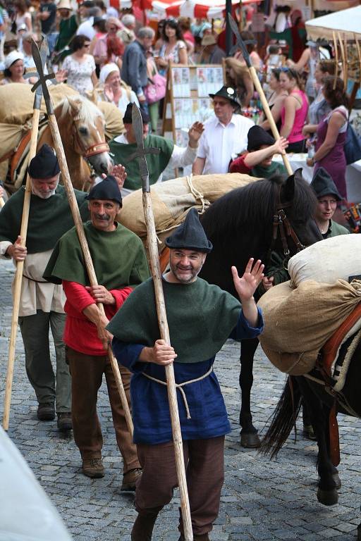 Slavnosti Zlaté stezky v Prachaticích otevřel v sobotu opět historický průvod na jehož závěru primas Vrchotínský vrátil vládu nad městem do rukou starosty Martina Malého.