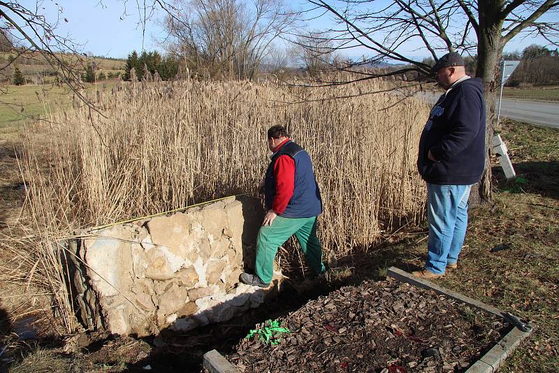 Řemeslníci z prachatického Kamenictví Váňa zjišťují rozsah škod na pomníku Setkání pěti armád na vitějovické křižovatce U Stopařky.