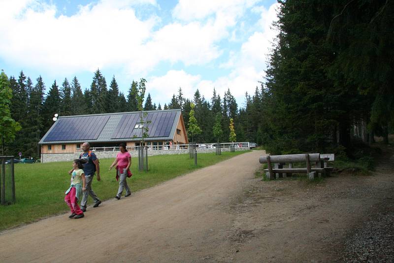 Návštěvnické centrum Správy NP Šumava v Kvildě dává možnost návštěvníkům nahlédnout do života jelena a rysa. Ilustrační foto